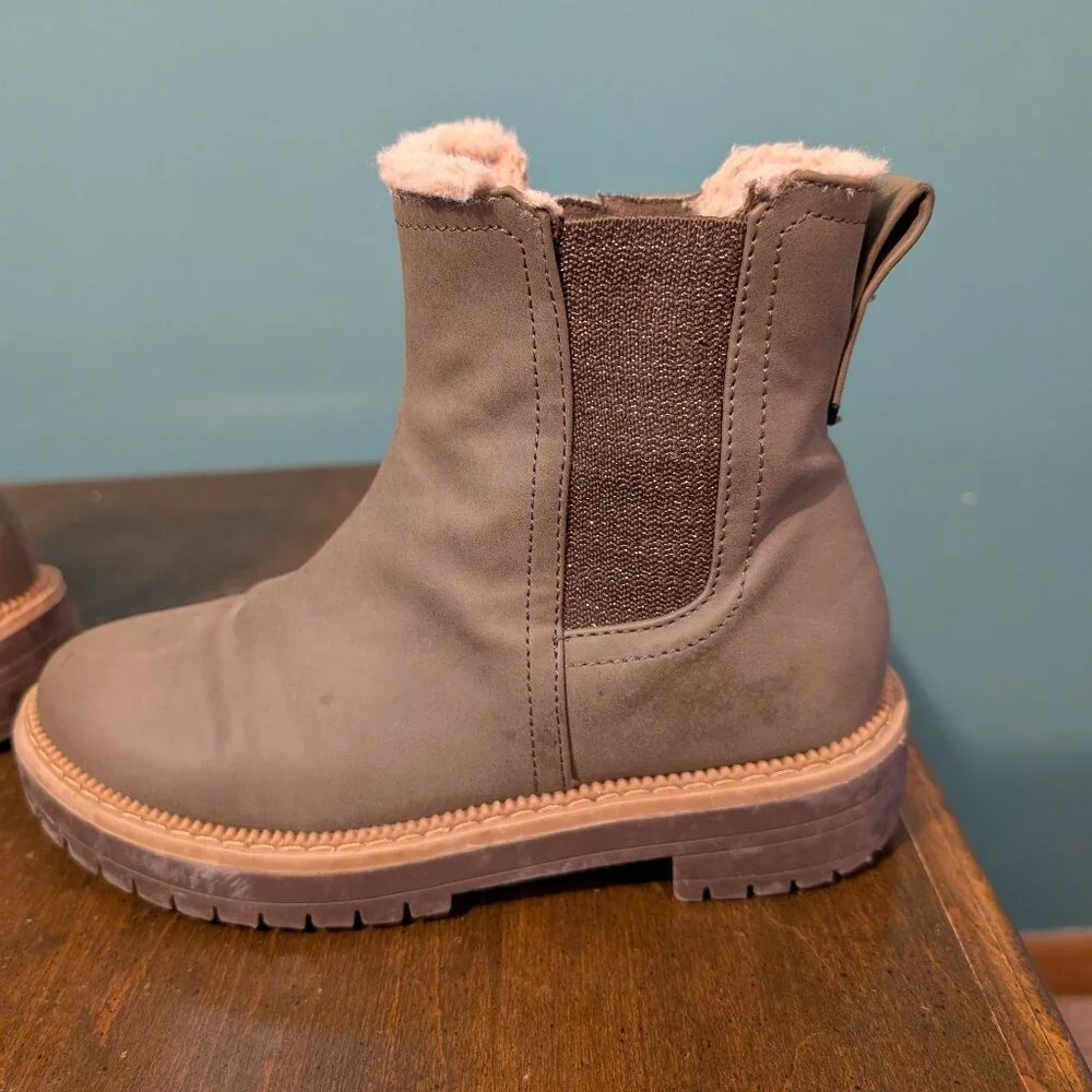 Toms color brownish